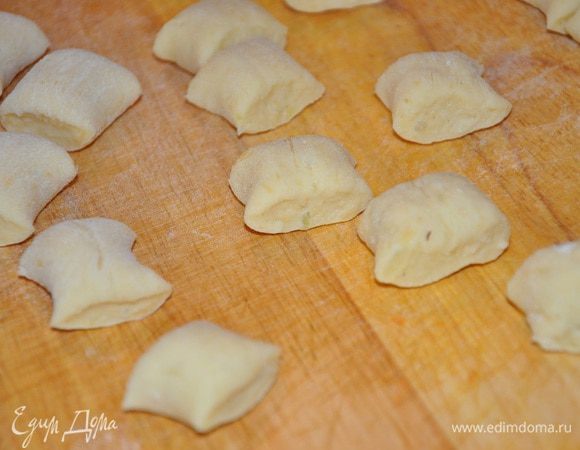 После чего тесто разделить на несколько частей, каждую часть раскатать в жгутики и порезать на кусочки, размером в 1-1,5 см.