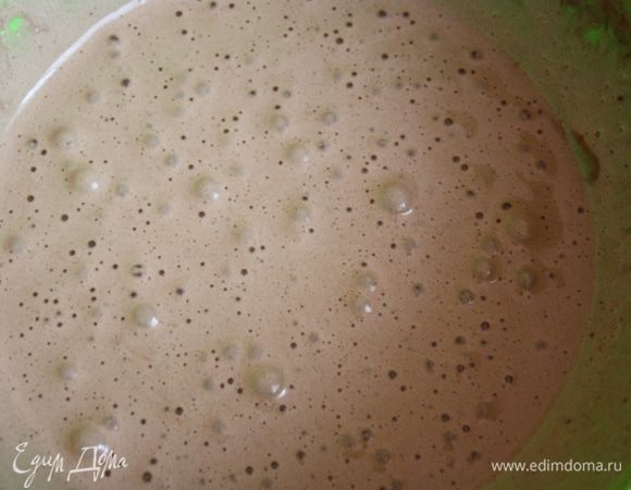 Яйца взбиваем с сахаром в плотную белую массу. Аккуратно вводим муку, просеянную с разрыхлителем и какао, молотый миндаль.