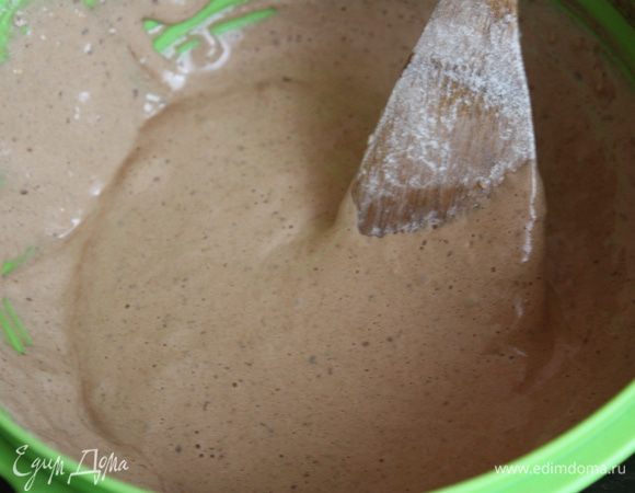 Лопаткой все пермешиваем. Тесто получается немного вязким.