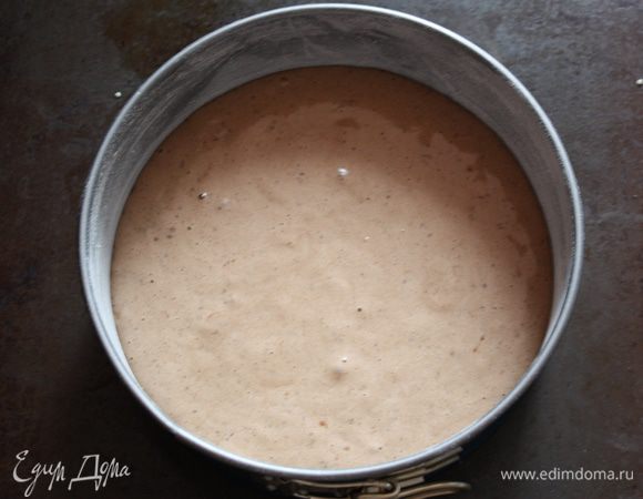 У меня форма 21, я люблю маленькие, но высокие торты. Выливаем тесто в форму, смазанную маслом и ставим в духовку, разогретую до 180 градусов 15-20 минут. Проверяем зубочисткой и охлаждаем.