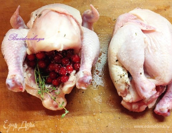 Рябчики вымыть, обсушить бумажным полотенцем. Посолить и поперчить рябчиков внутри и снаружи. Бруснику смешать с 2 ст.л. сахара в небольшой мисочке. Начинить каждого рябчика ¼ (смеси ягоды с сахаром) и вложить по 2 веточки тимьяна. Заколоть зубочистками.