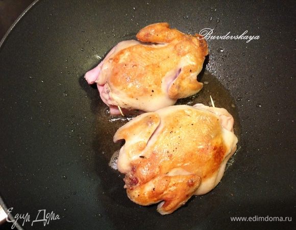 Разогреть в сковороде растительное масло и обжарить рябчиков на среднем огне по 5 минут с каждой стороны до образования золотистой корочки. Выложить рябчиков на среднюю решетку предварительно разогретого аэрогриля   до 180 градусов на 25 минут (или в форму для запекания и в духовку). Но нужно ориентироваться на размер рябчиков. Важно не пересушить рябчиков!
