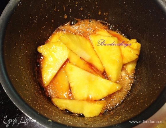 В сотейник или сковороду насыпаем сахарный песок и добавляем воду, варим на среднем огне карамель. Опускаем в карамель дольки ананаса на пару минут, затем вынимаем их.