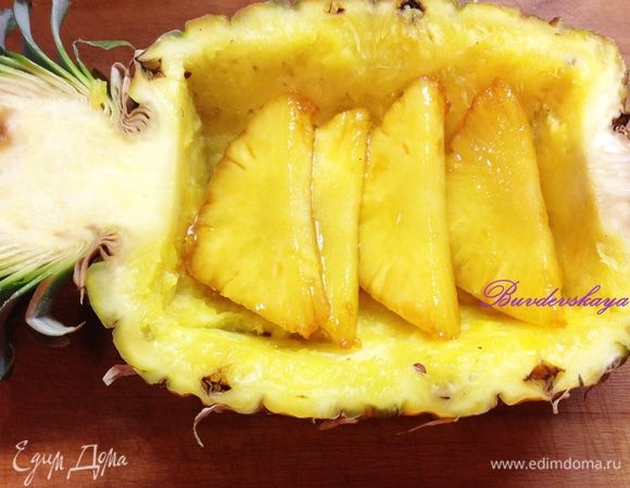 Выкладываем на тарелку (или в половину ананаса, но таких порций получится только 2) карамелизированные дольки ананаса и  сверху выкладываем рябчика. Можно полить дичь оставшейся карамелью и не страшно если она немного растаяла – это будет очень вкусно ! ENJOY !