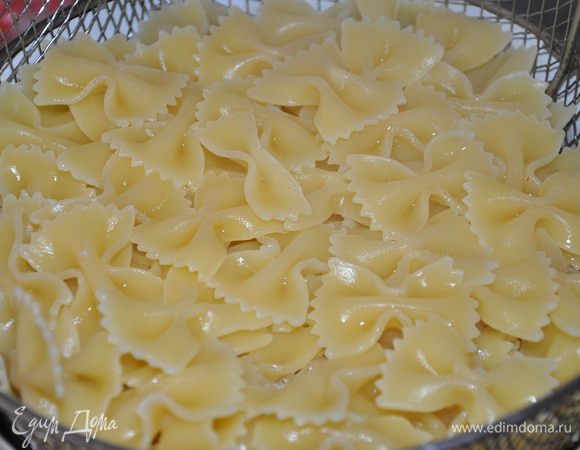 Отварить Фарфалле в кипящей воде в течение 8-10 минут до состояния аль-денте. Откинуть на сито и дать стечь воде.