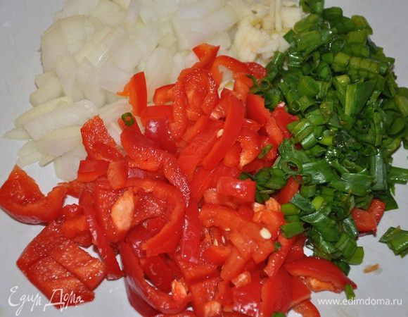 Лук, перец нарезать кубиками, чеснок и зеленый лук измельчить,