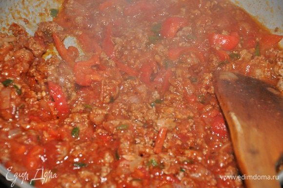 Слить остатки масла. Добавить томатный соус, соль и перец обжарить еще минуты 3-4.