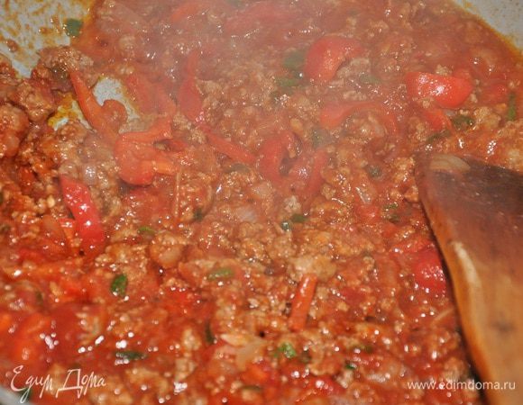 Слить остатки масла. Добавить томатный соус, соль и перец обжарить еще минуты 3-4.
