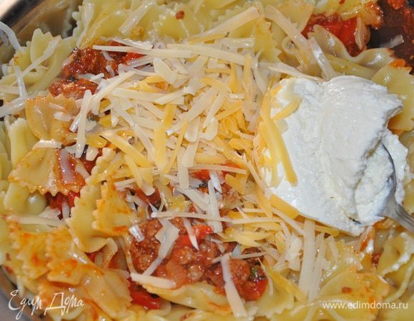 Теперь соединяем макароны с фаршем, добавляем сметану (можете заменить на сливки высокой жирности 2ст.л.) риккоту, сыры и тщательно перемешиваем, 