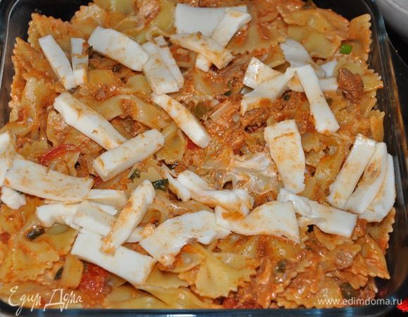 Выкладываем макароны с фаршем форму, поверх укладываем моцареллу.