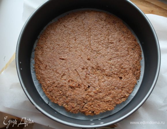 Как корж остынет, немного его обрезаем.чтобы он был меньше формы на пару см. я долго думала,резать,не резать,в итоге резала,решила оставить классическое оформление,где корж спрятан в муссе. Кладем в форму и пропитываем хорошенько,чтобы он прям очень влажный был. И ставим форму в морозилку по полчаса.