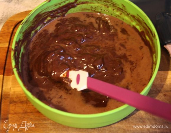 Теперь займемся первым муссом. Во всех слоях последовательность одна и та же. Поэтому подробно опишу только первый слой, в остальных меняем только шоколад. В первую очередь замачиваем желатин в сливках. Примерно на 10-15 минут.Теперь топим шоколад с маслом,можно в СВЧ, можно на водяной бане. Даем немного остыть и добавляем ликер (50 мл), перемешиваем.