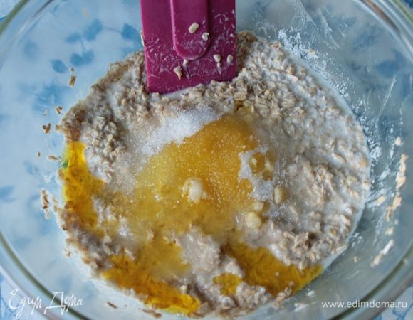 Молоко довести до кипения, влить в миску, добавить сахар, соль, масло и хлопья. Размешать, оставить остудиться до теплого состояния.