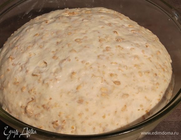 Переложить тесто в слегка смазанную маслом миску, накрыть, оставить подниматься до увеличения вдвое, примерно на полтора часа.