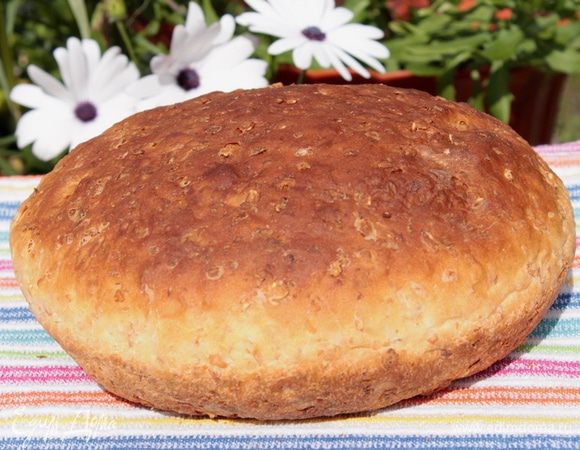 Подошедшее тесто обмять, оставить подходить еще раз.
Сформировать хлеб, уложить его в форму, оставить в тепле еще на час.
Духовку разогреть до 190-200 градусов, выпекать 35-40 минут, до готовности.