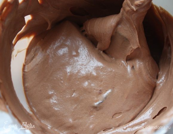 Теперь добавляем к нашей шоколадной массе сливки в несколько приемов,аккуратно вымешивая лопаткой снизу вверх. Не ждем пока мусс начнет схватываться, для того чтобы получились ровные слои, он нужен нам не очень густой.