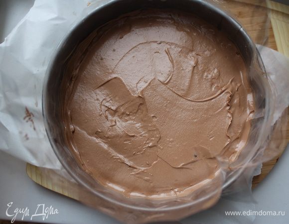 Достаем форму из морозилки, выкладываем бока ацетатной пленкой (или не выкладываем вообще), только не используйте пищевую пленку,все будет неровно. И выкладываем,даже выливаем нашу массу,стараемся чтобы она легла ровно. И ставим в морозилку на полчаса.