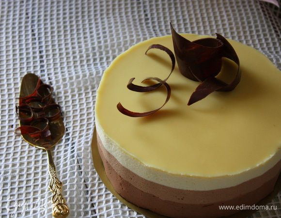 Все тоже самое мы проделываем с оставшимися двумя слоями. Спустя полчаса, как выложили последний слой,начинаем варить глазурь,для этого нагреваем сливочное масло со сливками,но не кипятим!!, добавляем порубленный белый шоколад и мешаем до однородности. Даем чуть остыть и заливаем сверху наш торт. Ставим в холодильник. Глазурь эта чудесная,она не застывает,остается мягкой и по вкусу она просто пальчики оближешь!!!