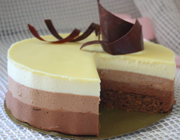 Даем торту настояться,я готовила вечером. Ночь он постоял, вкус стал более насыщенный. Если хотите есть сразу, то ставьте на пару часов в морозилку,а потом на час в холодильник. Посмотрите, какой у него заманчивый разрез!!!