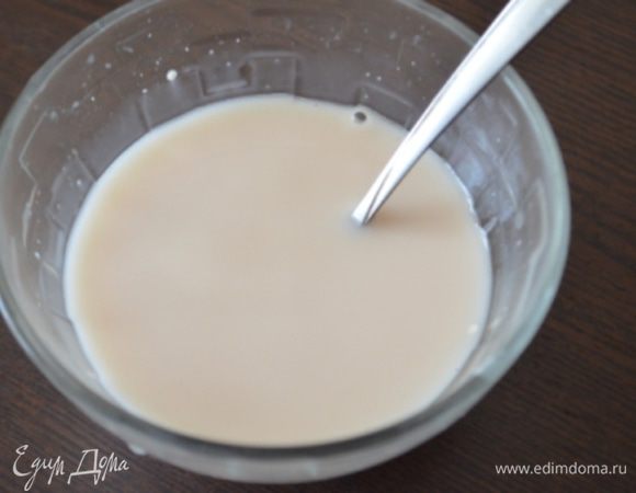 Начнем с теста:
дрожжи с сахаром развести в теплой воде примерно 50 мл. дать постоять им 5-7 минут. Они должны зашипеть и вспениться. 