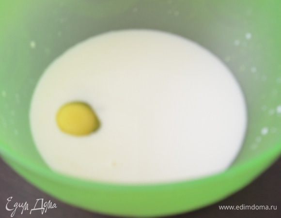 В большой миске видкой взбить молоко (теплое) с солью и яйцом.