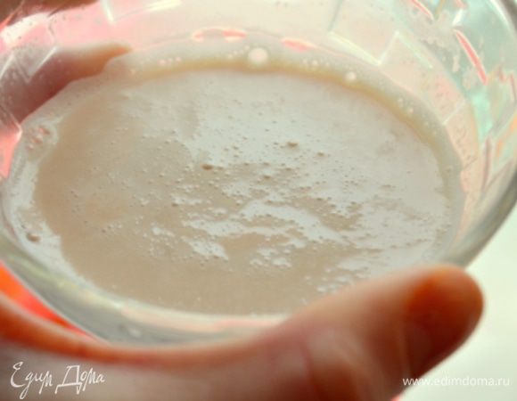 Когда дрожжи станут вот такими - влить их в молоко и размешать.