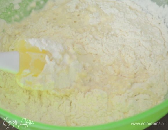 Просеять муку и замесить крепкое тесто.