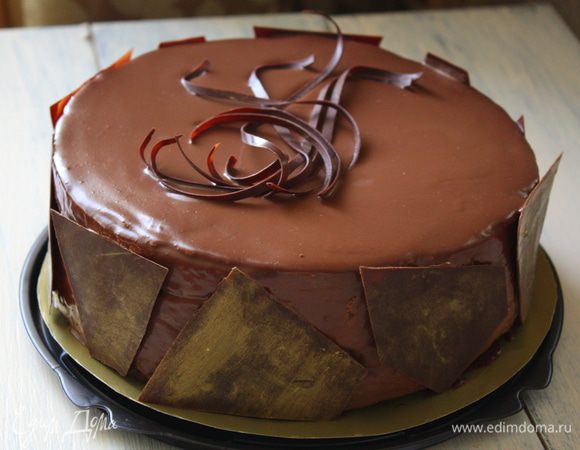 А еще я влюбилась в шоколад)))и делаю всякие штучки из него, учусь)) я делаю на заказ такие тортики, там очень интересный разрез,но фото только у клиентов. Если кому интересно,могу сделать МК, только свистните. Просто не все любят сложные тортики, у многих нет на это время.Внутри этого торта: миндальный бисквит Джоконда, шоколадно-трюфельный мусс,ванильный креме, еще маленький слой бисквита, ягодный мармелад и снова шоколадно-трюфельный мусс.