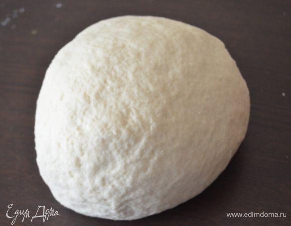 Выкладываем на стол и месим его как следует. Добавляем еще муку. Тесто должно стать плотным, эластичным и гладким. Не липнуть - но и не быть сухим и сильно плотным. 