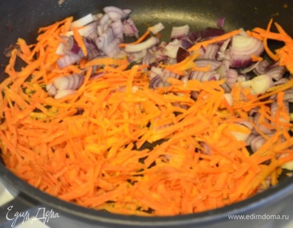 Пока тесто стоит делаем фарш: обжарить на растительном масле лук с морковкой. Лук при этом надо как можно мельче нарубить, а морковь натереть на крупной терке.