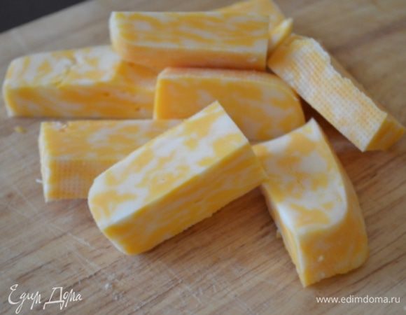 Сыр (который хорошо плавится) нарезать на продолговатые брусочки.