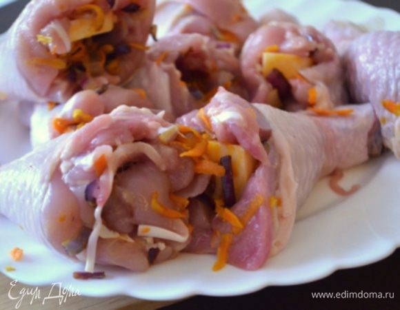 Плотно нафаршировать ножки. В каждую запихнуть по брусочку сыра. Посолить их, поперчить, обильно посыпать приправами по вкусу и растительным масло. Руками все растереть. 