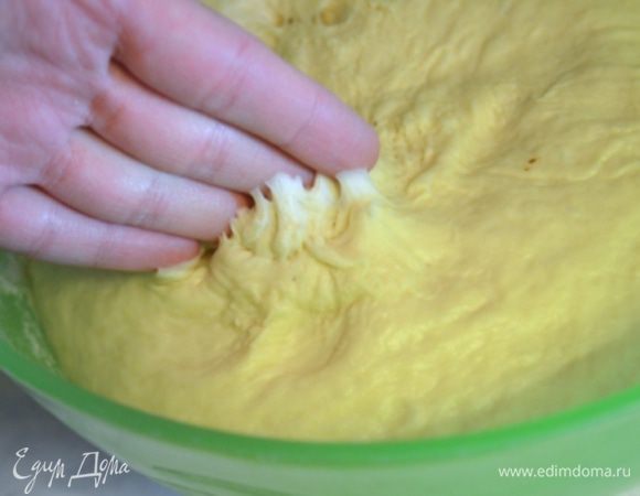 Вот и тесто подошло (через 2 часа после того как мы его туда поставили). Обмять его еще раз и перенести на поверхность стола. Теста получится МНОГО.