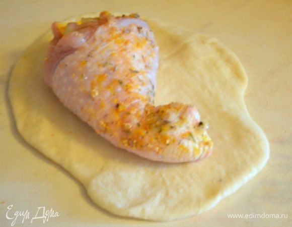 Каждую часть раскатать в овальную лепешку и выложить на нее ножку. Защипнуть как пирожок. Все швы слепить как следует.