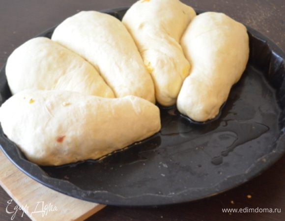 Укладываем ножки в форму, смазанную маслом по кругу. Форма у меня 28 см для пирога. Можно и побольше взять, но не менее. 