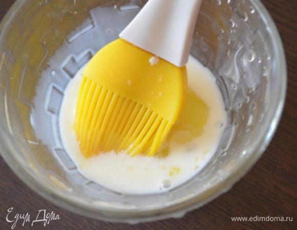 Смазать кисточкой желтком с молоком, посыпать кунжутом и отправить в духовку на 1 час при 180 гр. Я выпекала на середине духовки. Если начнет сильно румяниться - прикрыть фольгой в 2 слоя. 