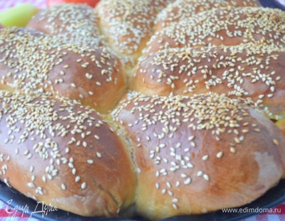 Готовый пирог горячим накрыть полотенцем. Оставить минут на 15 и можно налетать. Он ооочень вкусный! и даже в холодном виде тоже! Мы были прям очень приятно удивлены - хотя чему я удивляюсь)))