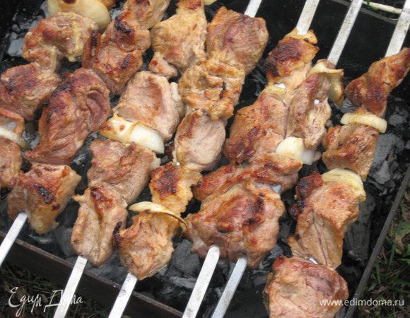 Мясо нарезаем на порционные кусочки. Готовим маринад - вино наливаем в посуду, туда же добавляем нарезанный кольцами лук, соль, специи и выкладываем мясо. Все хорошо перемешиваем и оставляем мариноваться часа на 2. Затем нанизываем мясо на шампуры и жарим шашлык.