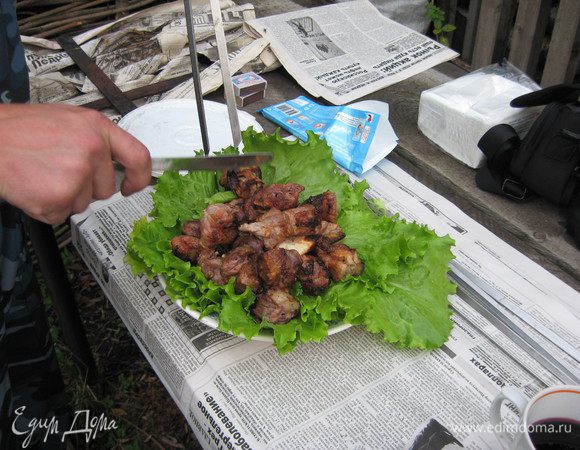 Готовый шашлык выкладываем на листья салата, можно украсить помидорками черри. И наслаждаемся!!!!!!!!!!!!!!
