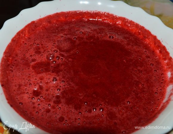 Оставив немного ягод для украшения, остальные измельчить погружным блендером, с добавлением 100г сахара, до однородной консистенции.

Если десерт готовится для взрослых, в ягодный сироп можно добавить алкоголя (ром или коньяк).