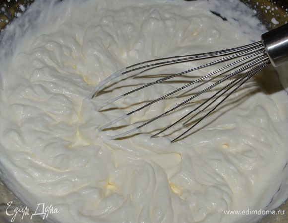 Взбить сливки.