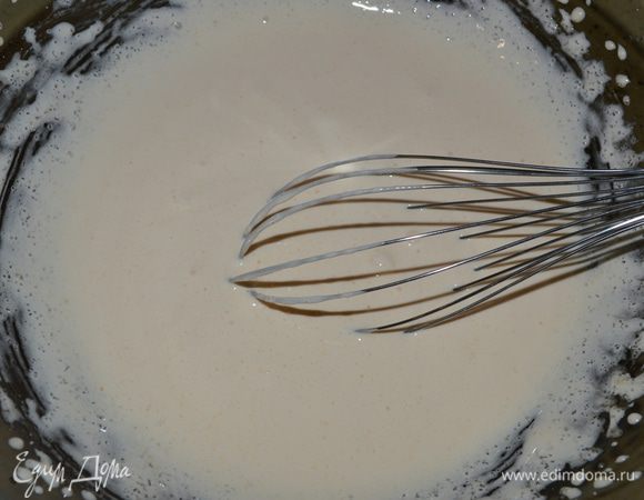 Желтки взбить с оставшимся сахаром до бела.