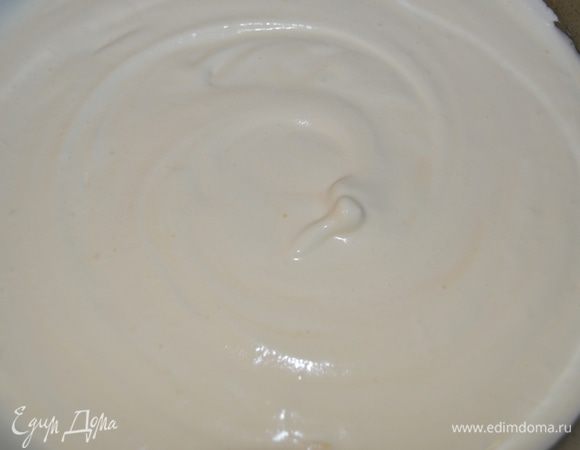 Во взбитые желтки добавить маскарпоне, хорошо перемешать. 
Затем в массу аккуратно (по частям) добавить взбитые сливки, еще раз перемешать.