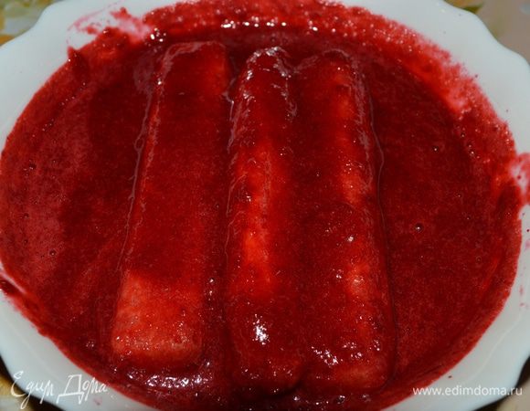 Печенье обмакнуть в ягодный сироп и выложить на дно чашки или креманки (бокала).
Затем положить слой крема.
Чередовать слои можно несколько раз, в зависимости от объема посуды.