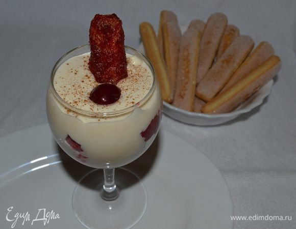 Сверху посыпать корицей и украсить ягодами.

