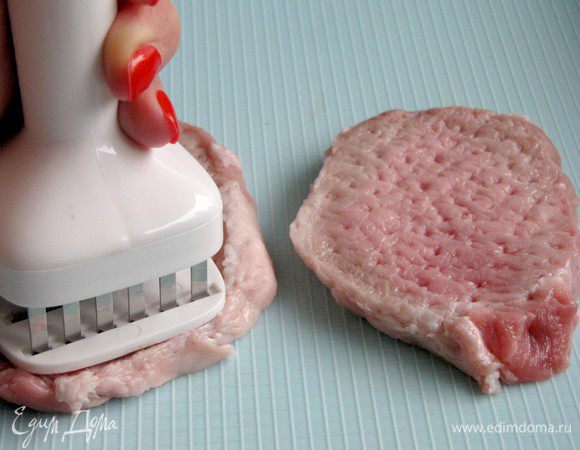 Свиную вырезку нарежьте на кусочки толщиной в 1 см и слегка отбейте. У меня есть такая замечательная штука - размягчитель мяса.)))