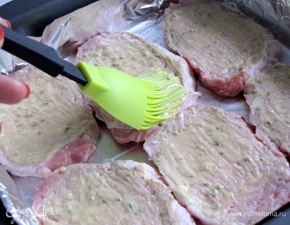 Противень застелите фольгой и налейте немного растительного масла. Выложите отбивные и смажьте горчичной смесью. Поставьте в духовку, разогретую до 200 град. на 5-7 минут, желательно в режиме гриль. Затем достаньте пртивень, переверните мясо, снова смажьте горчичной смесью и запекайте еще 7 минут или до зарумянивания.