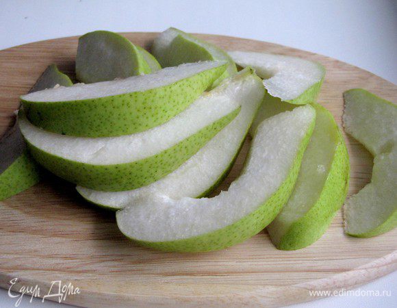 Пока готовится мясо, займемся грушево-имбирным соусом. Удалим у груши сердцевину и разрежем ее на 16 тонких долек.