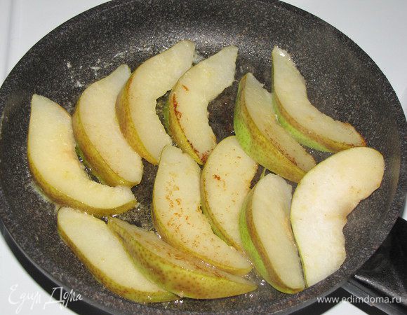 Растопите на сильном огне сливочное масло и выложите дольки груши. Обжарьте их с обеих сторон, чтобы они подрумянились. 