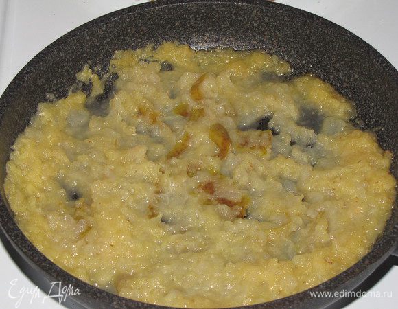 Добавьте яблочный сок, тертый имбирь и немного потушите.  Затем отложите, несколько долек для гарнира (по желанию), остальное разомните толкушкой или деревянной ложкой в пюре.